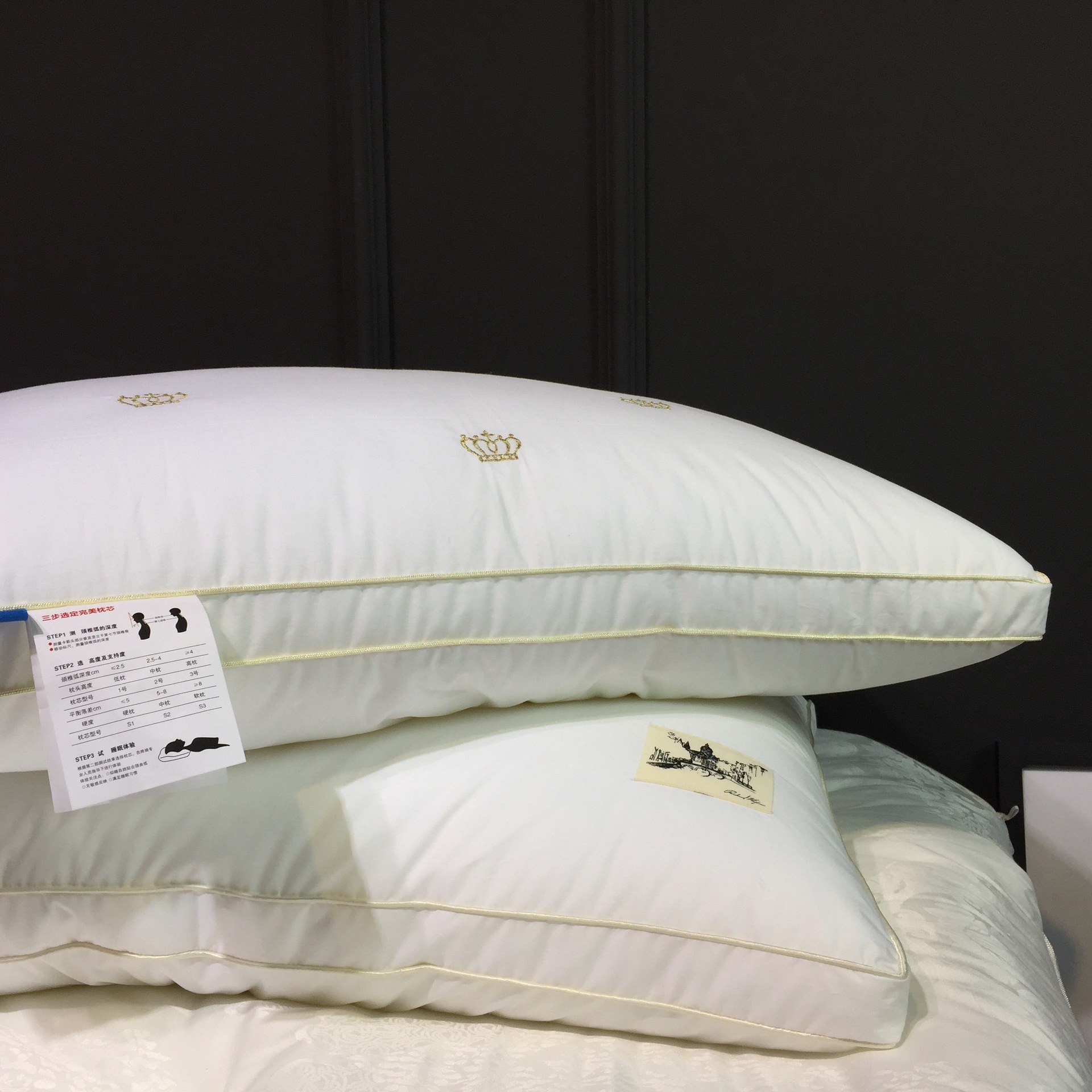 60s貢緞皇冠金線刺繡女神枕芯  天絲質感0.9D記憶纖維雙人枕芯