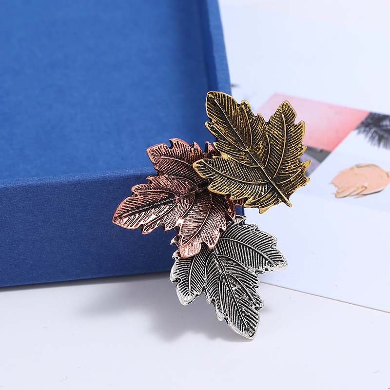 Maple Leaf Pattern Retro Pin Maple Leaf Alloy Plating Women'S Brooches