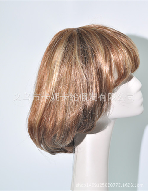 El nuevo cabello de estudiante marrón es lindo y lindo