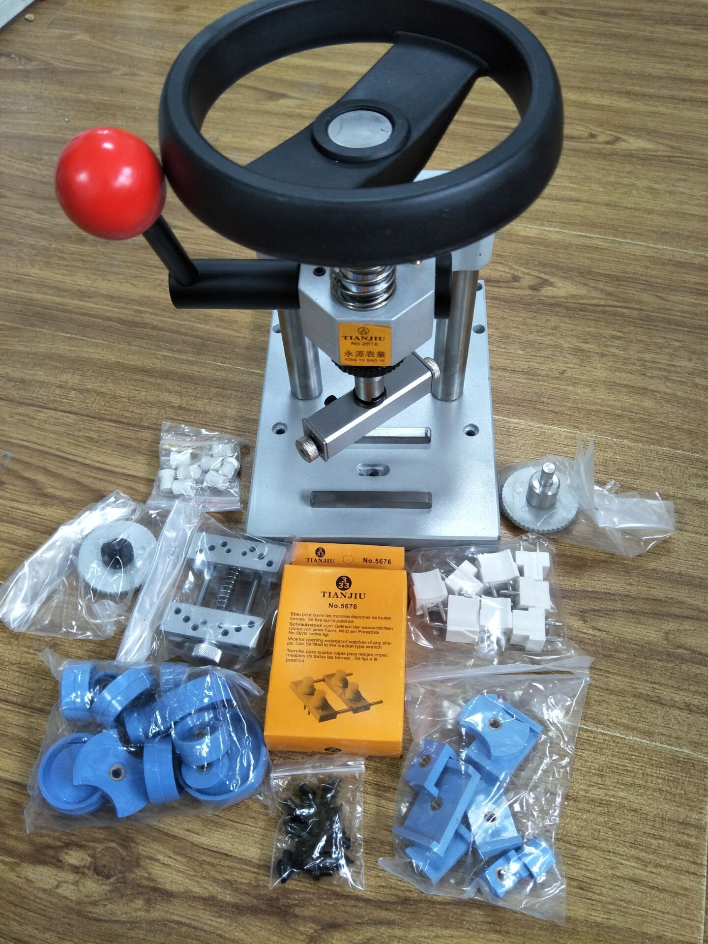 修表工具新款  2010  集压盖与撬底的一体机