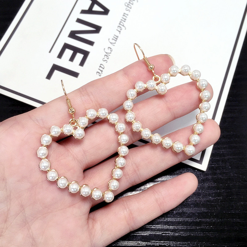 Retro Simple Pearl Heart Earrings display picture 4