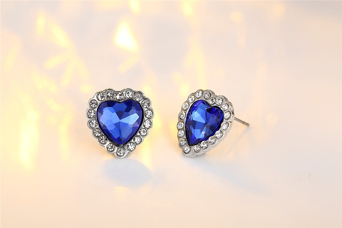 Hot Selling Classic Ocean Heart Crystal Earrings Wholesale Nihaojewelry display picture 4