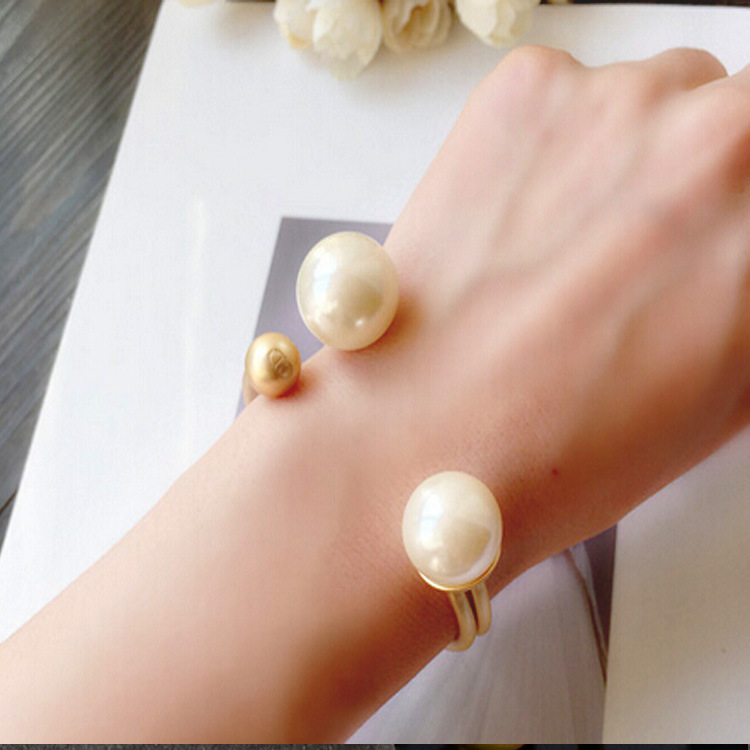 2021 new wild temperament Korean catwalk pearl open bracelet large pearl bracelet accessories