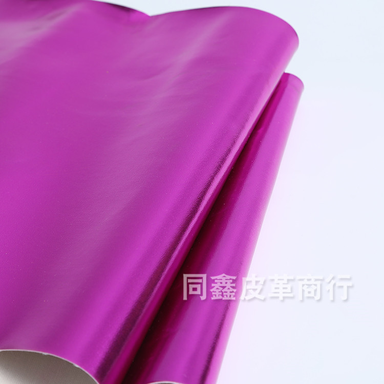 现货供应 烫金R61纹0.5mm厚布底PU皮革面料亮光金属贴膜皮料