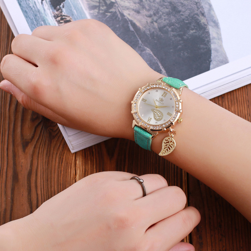 2024 Ciondolo a foglia, cintura con intarsio di diamanti, orologio casual, orologio da donna britannico alla moda con acqua romana_voghion.com