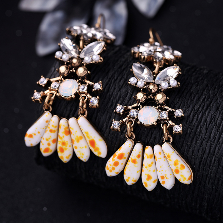 Qingdao Schmuck Großhandel Europäische Und Amerikanische Retro-accessoires Fabrik Direkt Vertrieb Damen Lange Hohle Diamant Ohrringe Ohrringe display picture 7