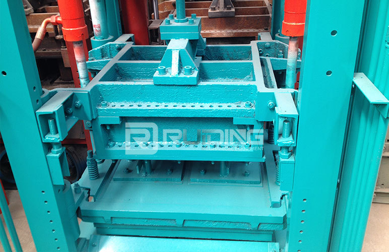 QT3-20-Concrete-Blocks-Machine