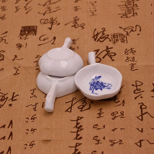 Factory supplies dual-purpose plum blossom ceramic ink dish, creative ceramic ink dish pen holder, Jingdezhen multi-function pen water dish