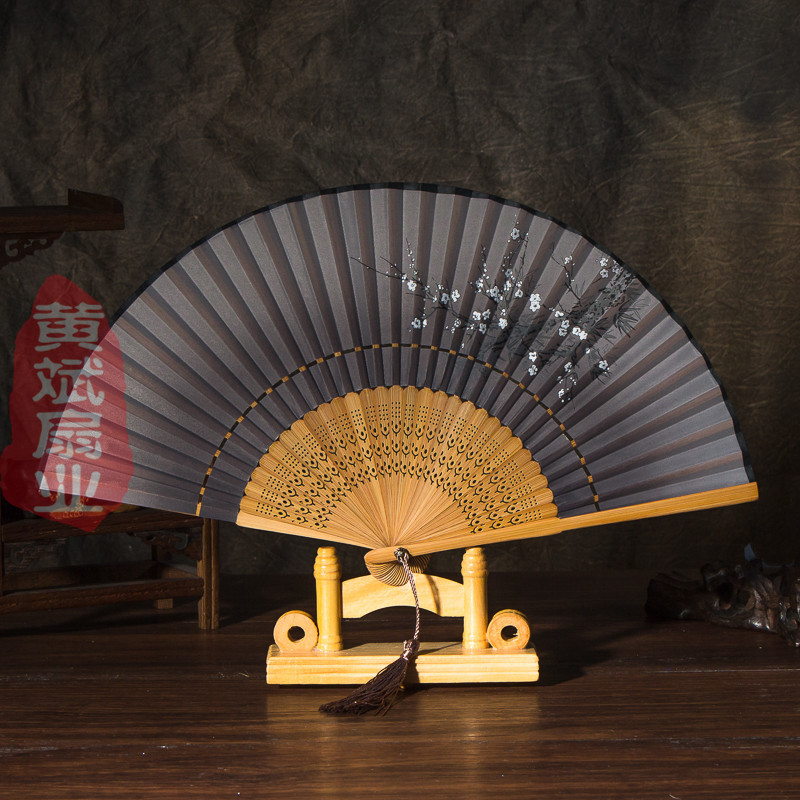 다크 브라운 유골 얼굴 흰색 매화