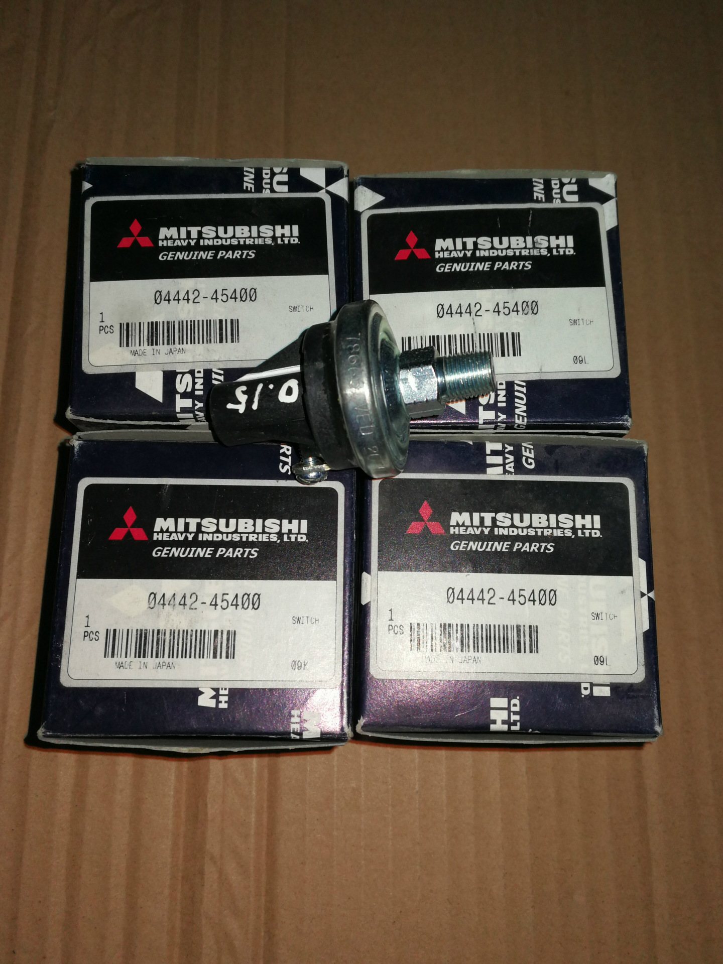 供应三菱发动机机油压力传感器04442-45400