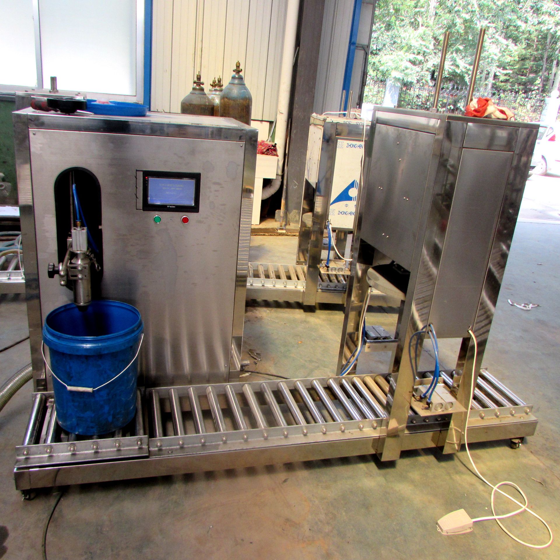 半自动称重式液体定量灌装机 液体肥叶面肥液体肥料灌装机