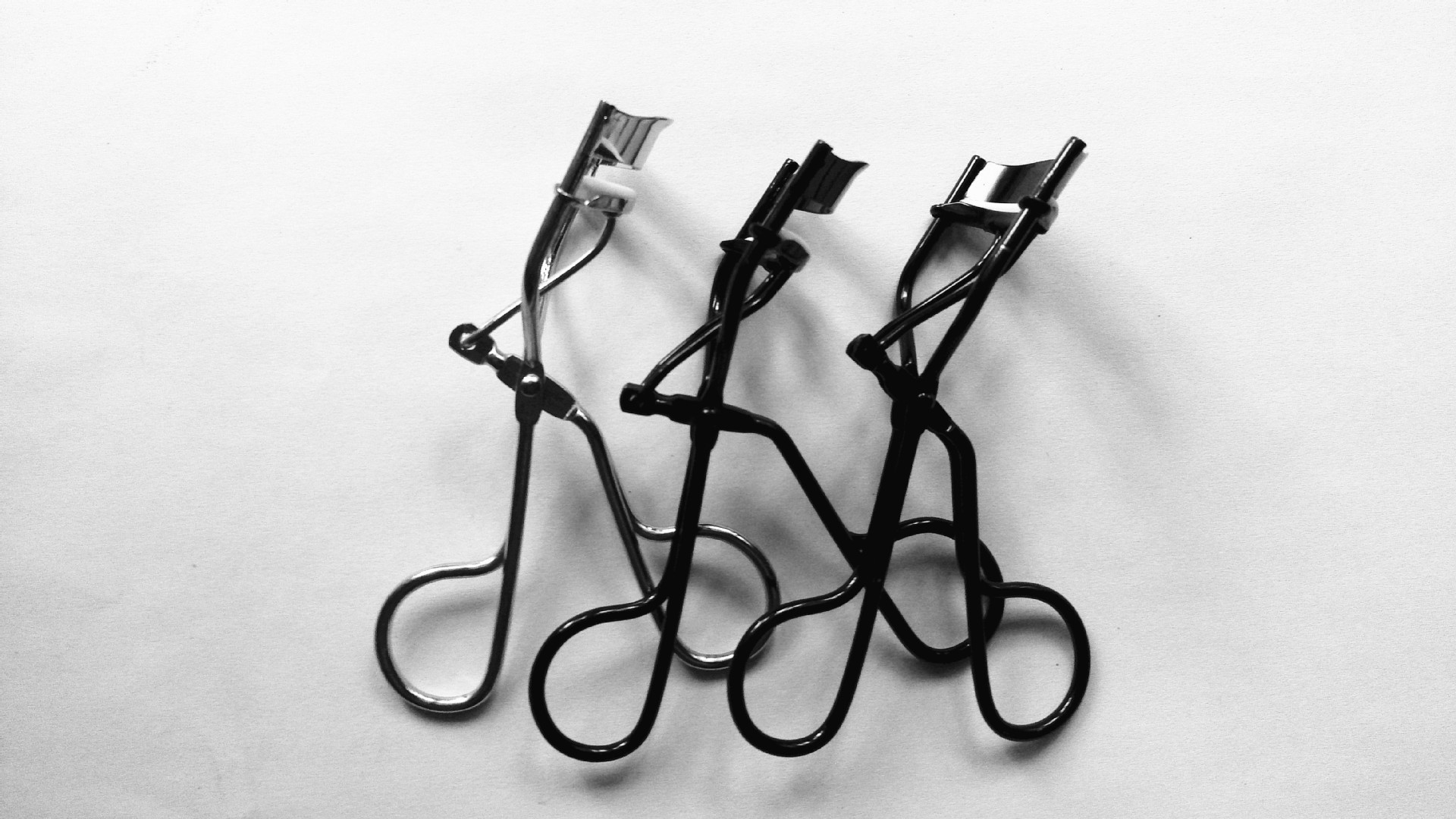 ¡Precio bajo en línea! Fabricantes al por mayor un gran número de metal integrado rizador de pestañas ayuda rizador de pestañas