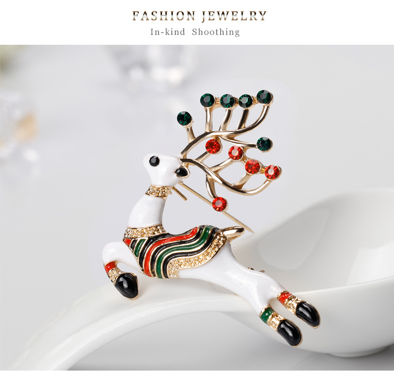 Animal Jewelry Wholesale Fashion Cartoon Cute Christmas Deer Brooch Alloy Drop Oil Brooch Women Wholesale display picture 2