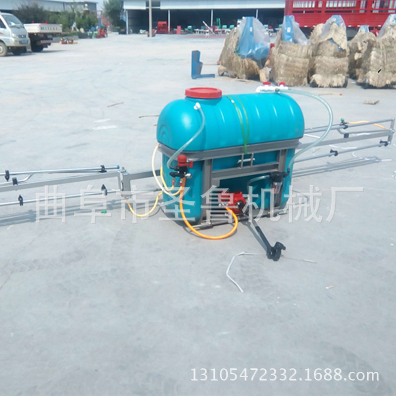 拖拉機(jī)噴藥機(jī)2