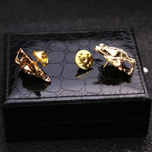 Fashionable brooch with tassels