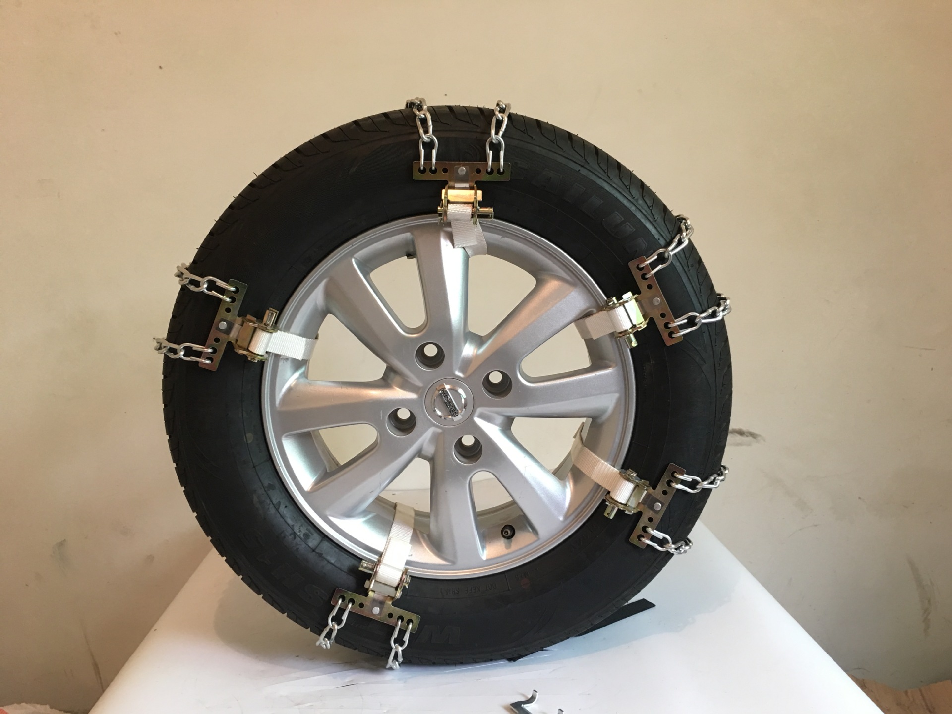 Honglaijia Car Tire Anti-Skid Chains Are Universal and Suitable for Various Small Cars and Off-Road Vehicles, Iron Chains, Emergency Snow Chains