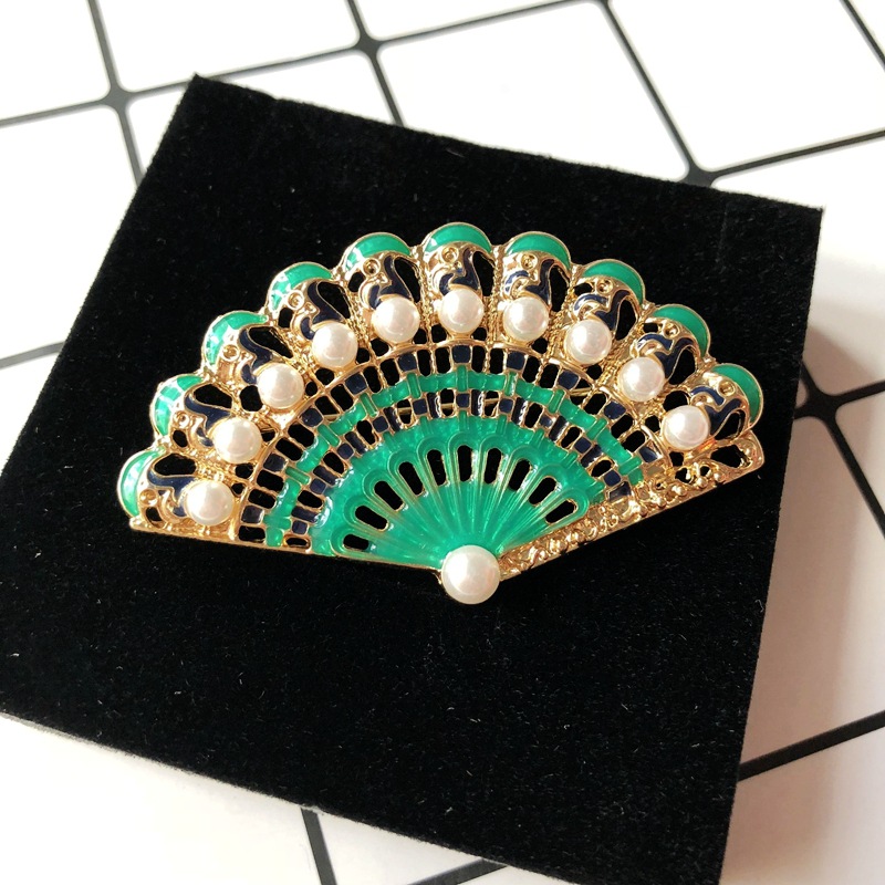 Green Fan-shaped Pin Brooch Handmade Dripping White Pearl Wild Dress Accessories Pin display picture 1