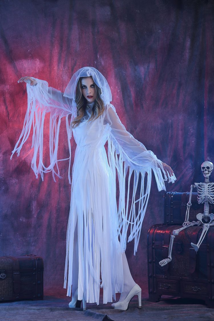 Призрак косплей. Костюм привидения на хэллоуин. Тихиро косплей. Тихиро косплей. Косплей приведение.
