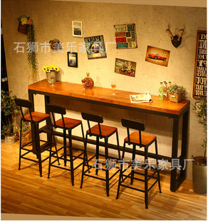 Американский ретро -чайный магазин с молочным чаем на стенном столе, батончик, железо, высокие столы и комбинированные стулья Домашнее деревянное бар
