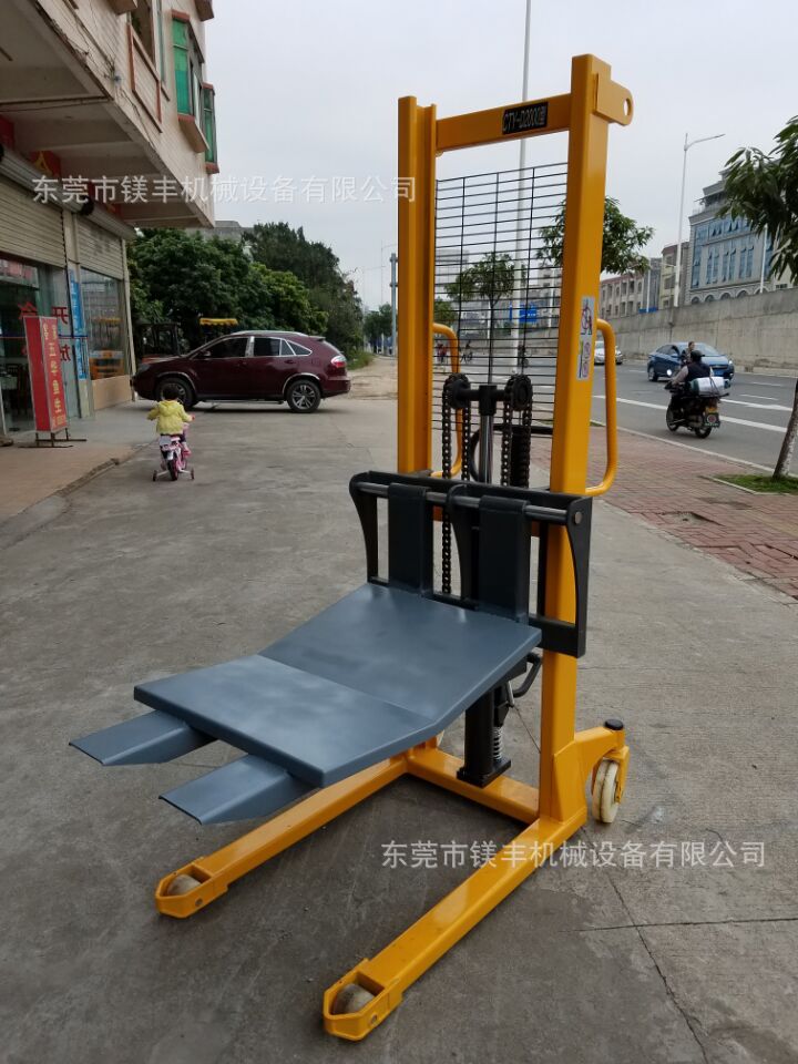 非标卷膜搬运堆高车 圆形物料装卸升降叉车 手动液压卷筒上料车