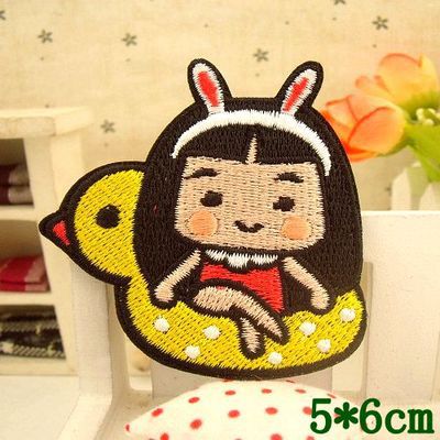 오리 위에 앉아있는 소녀