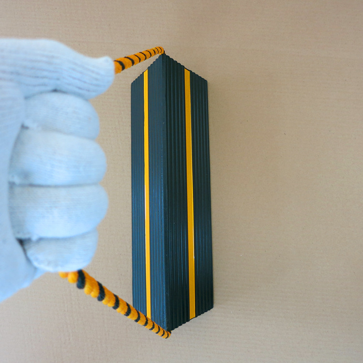 工厂直营 防滑止轮定位 三角形带黄色反光带 橡胶飞机轮挡 价优