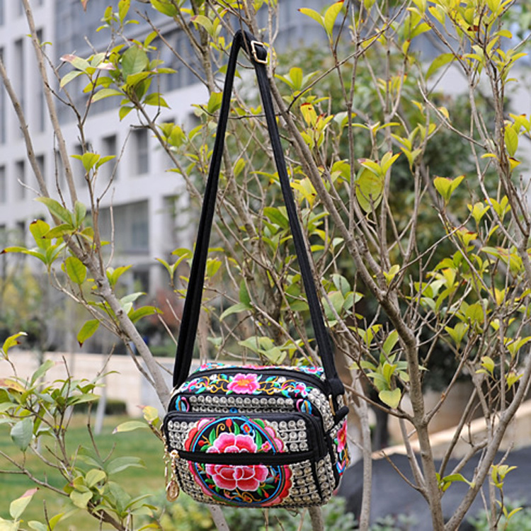 Directo de fábrica Nueva Yunnan estilo étnico bordado bolsa de mensajero de las mujeres bolsa pequeña bolsa ligera simple retro bolsa casual