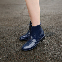 Giày đi mưa thời trang mới cộng với chất liệu cotton lót nữ chống trượt không thấm nước nhà máy bóng bán buôn tinh tế ngắn ống nước hoang dã Giày đi mưa nữ