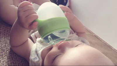 硅胶奶瓶宝宝喝奶实拍2