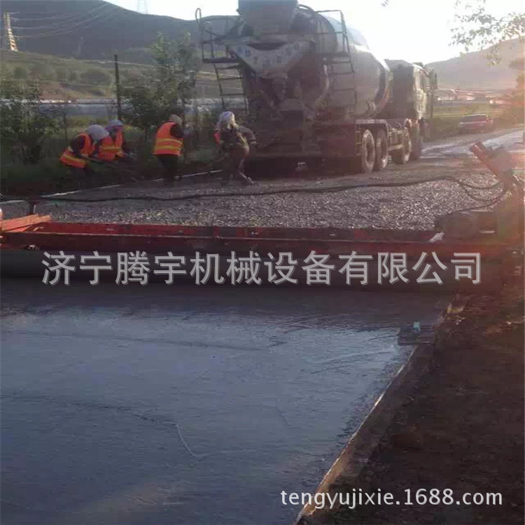 伸缩摊铺机一机多用 腾宇修路混凝土伸缩摊铺机6米铺路机推荐品牌