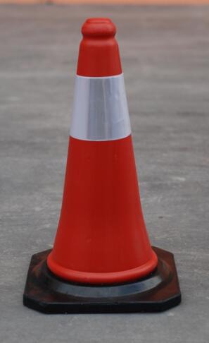 工厂直销 高50厘米黑底 塑料红色反光路稚 交通路障警示锥D-002C