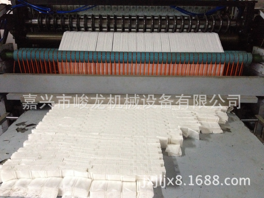 全自动方片卸妆棉片机械设备，无纺布卸妆棉机，化妆棉片机多少钱