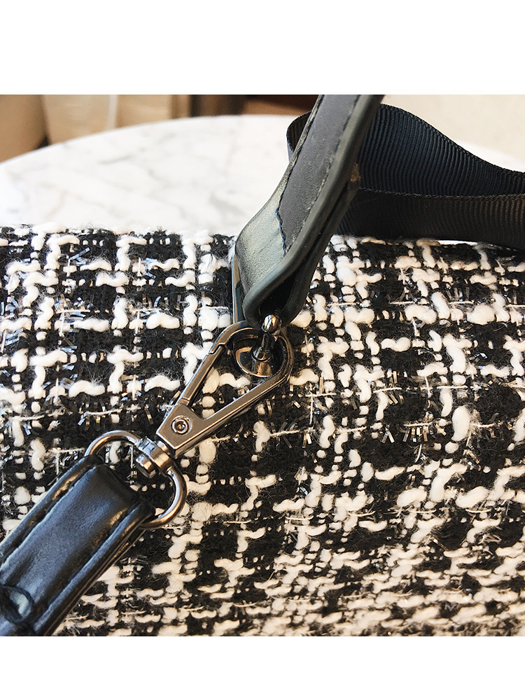 251g Weight Polyester Lining Material Lock clasp Closure Type Single Shoulder Strap Strap Type Shoulder Bag Bags Type Daily Occasion woolen Material Lattice Pattern All Seasons Season Women's Gender Streetwear Style Square Shape Small Size Small Bag For Women New Bags Fashionable Woolen Contrast Color Scarf Handbag Korean Versatile One-Shoulder Crossbody Women's Bag 30