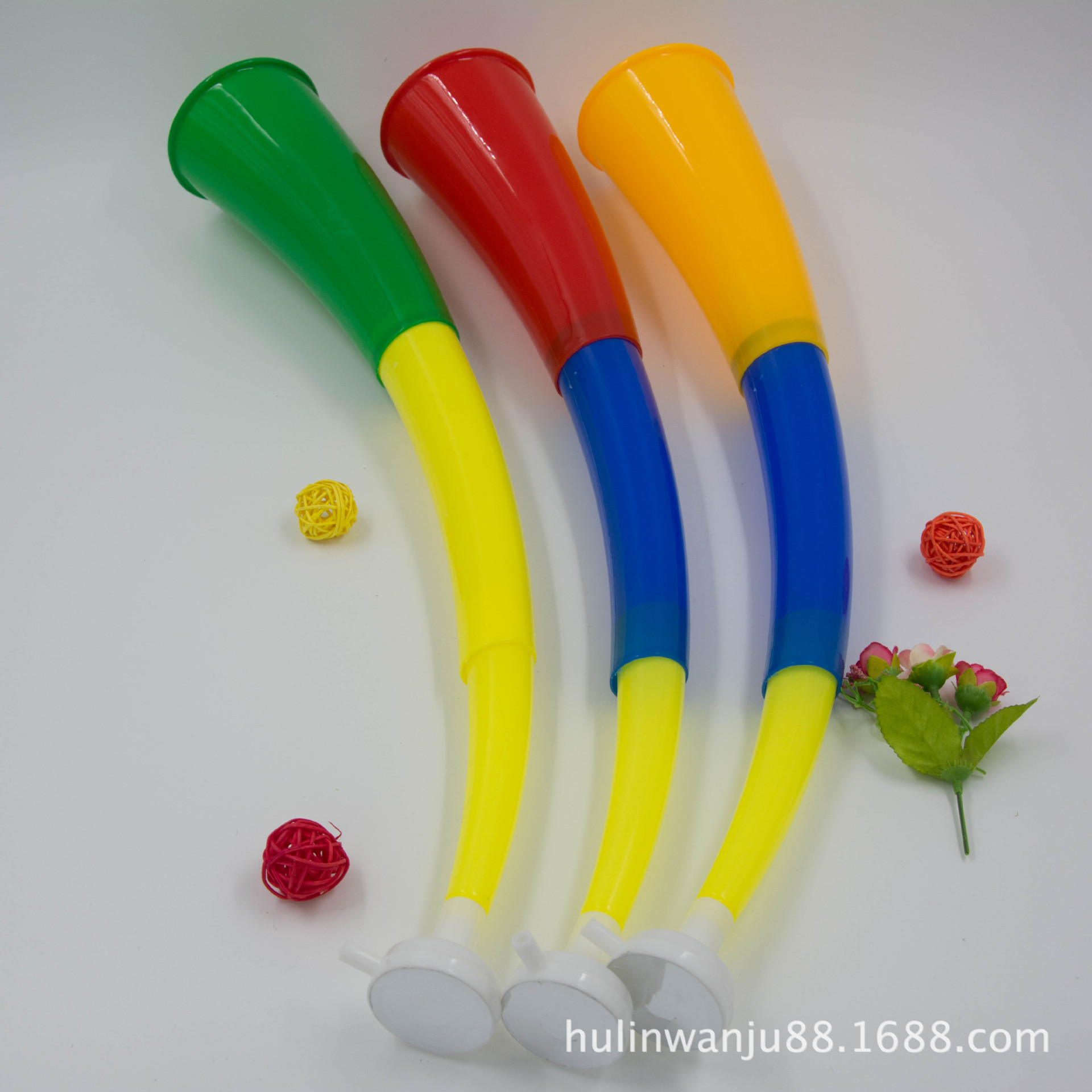 Copa del Mundo tres cuernos de plástico retráctil gran ventilador apoyar juguetes para niños fabricantes al por mayor