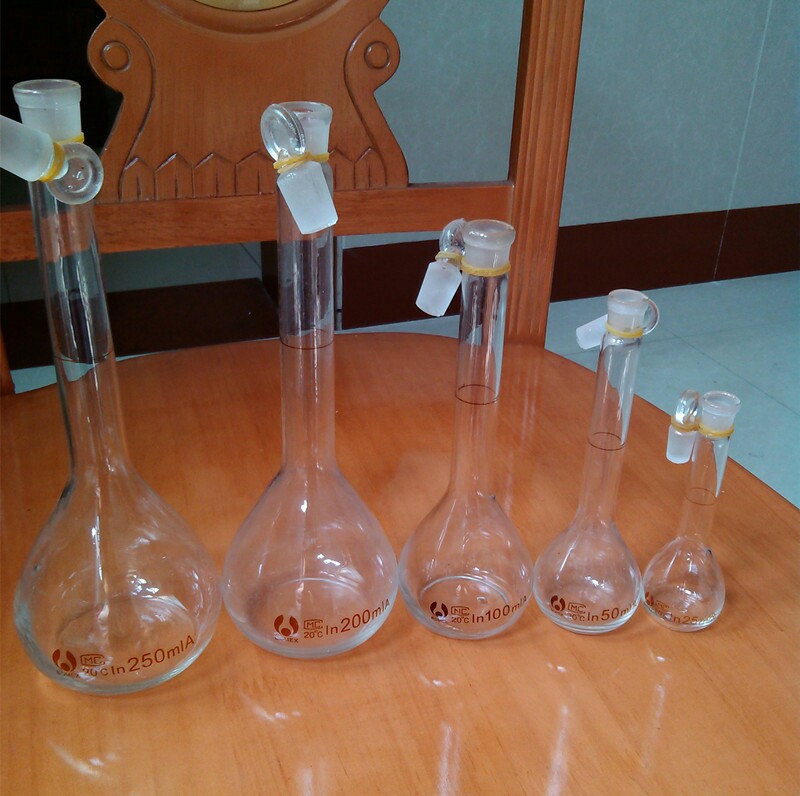 大量供应容量瓶白色玻璃容量瓶化工实验容量瓶