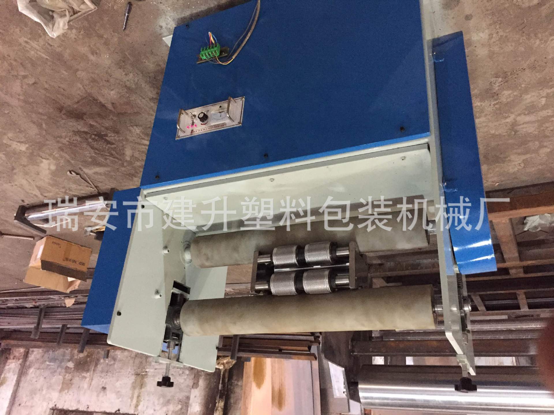 厂家直供塑料薄膜印后压纹插边机