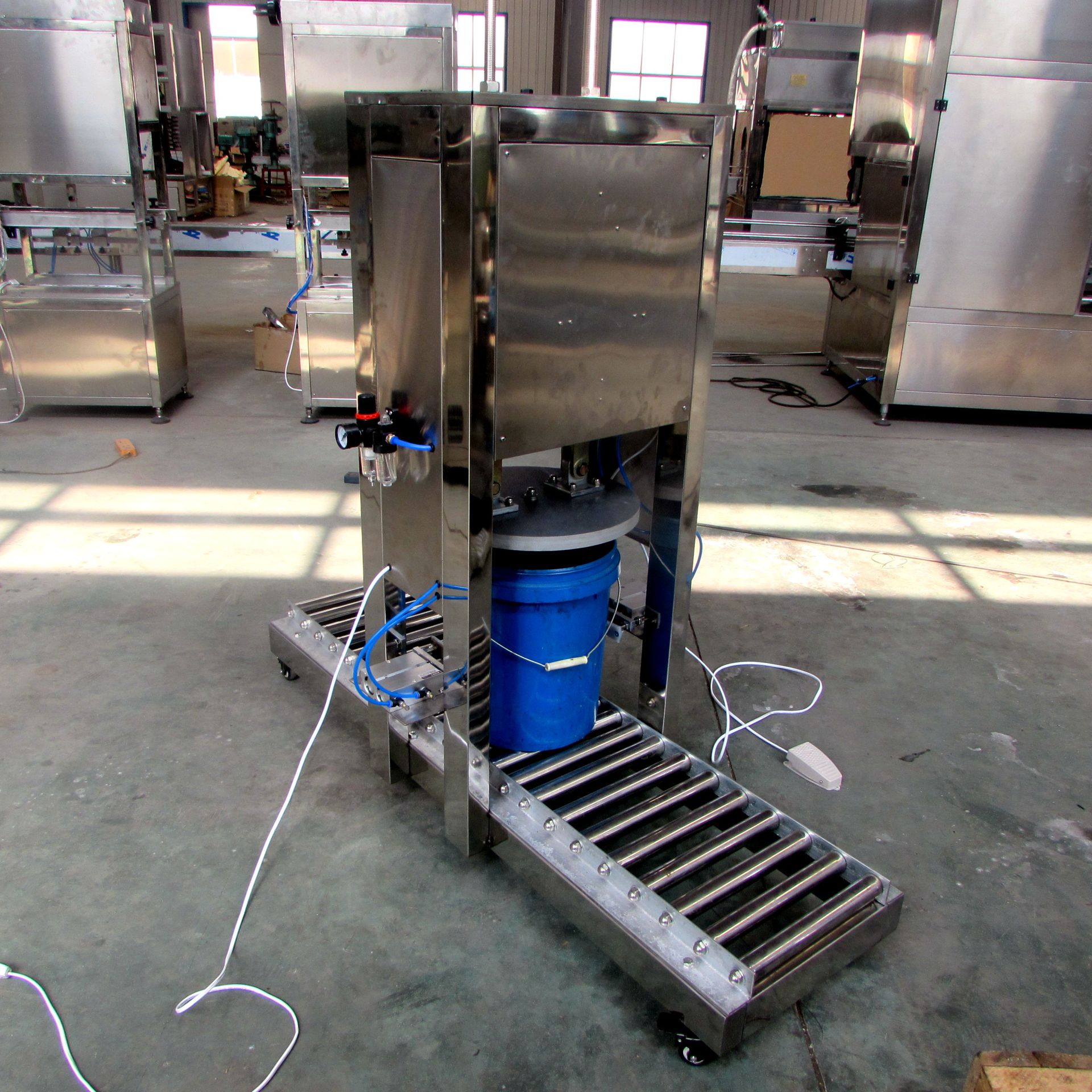 供应半自动气动压盖机 18升中桶塑料桶排气压盖机 润滑油桶封口机