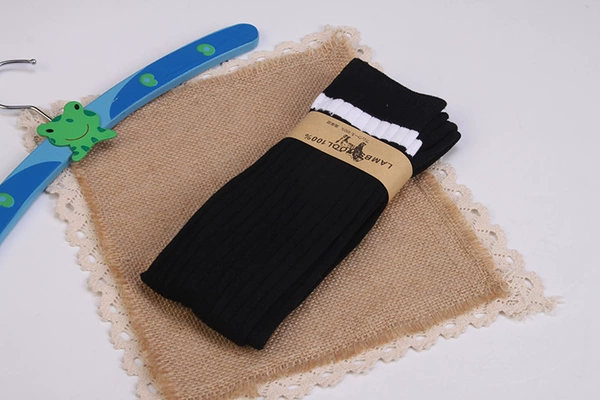 Black -bottomed white bar