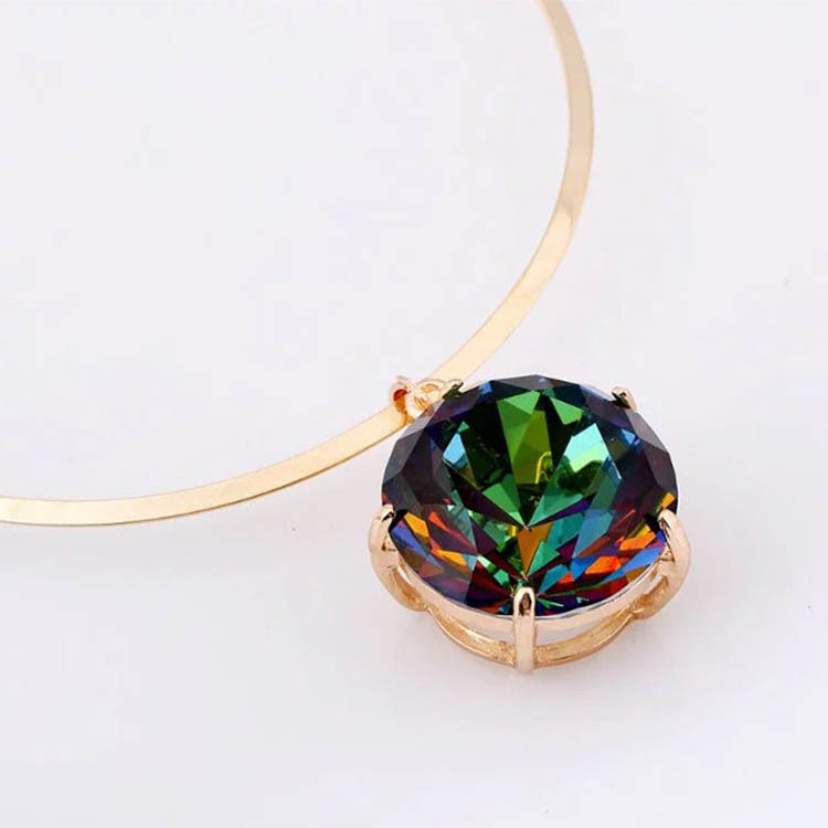 Fashionable accessories with exaggerated three-dimensional collars_voghion.com