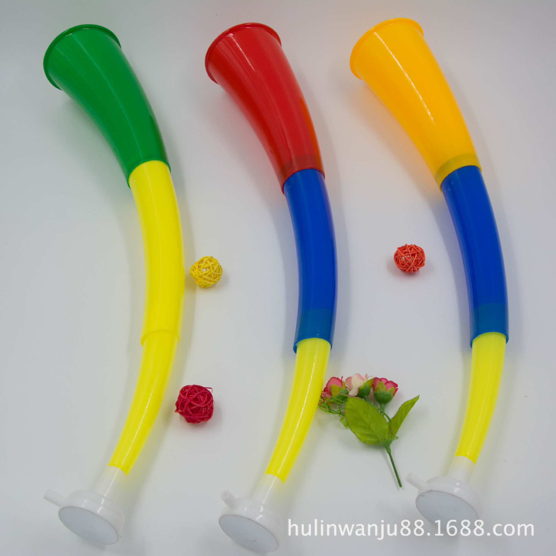 Copa del Mundo tres cuernos de plástico retráctil gran ventilador apoyar juguetes para niños fabricantes al por mayor