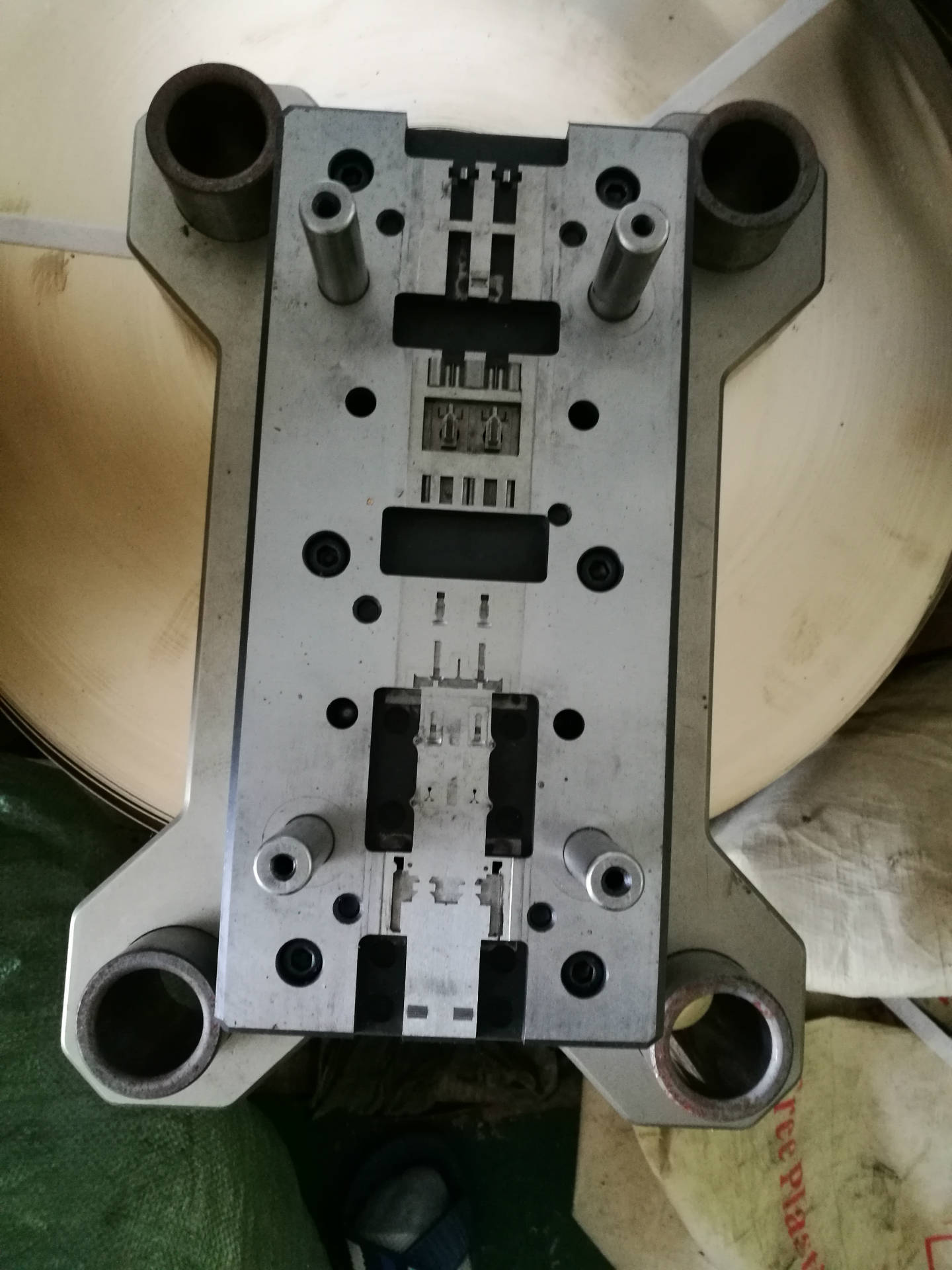 高速冲压连续模，五金冲压连续模，级进模。