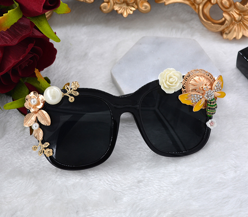 Baroque Bee Pearl Inlaid Flower Diamond Butterfly Sunglasses Wholesale Nihaojewelry display picture 1