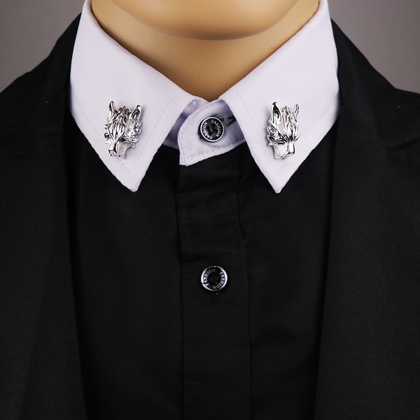 Fashionable brooch with tassels