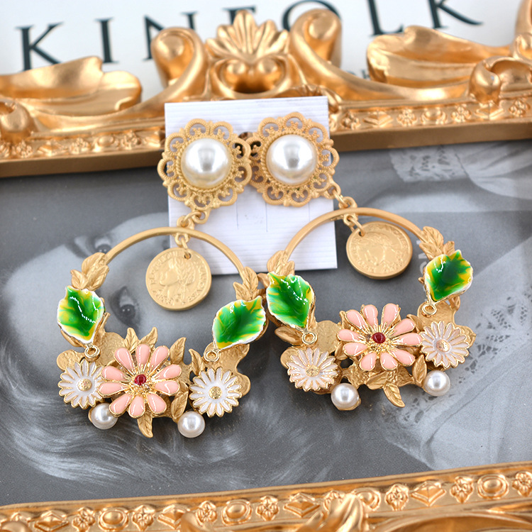Retro Green Flower Baroque Large Circle Metal Pearl Earrings Exaggerated Earrings display picture 5