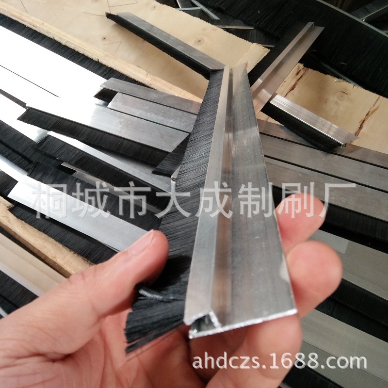 工业帮手大成供应阻燃扶梯毛刷 安全密封防尘机柜条刷 机床毛刷条