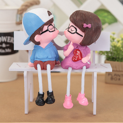 批发卡通小人树脂工艺品 情侣吊脚娃娃玩具公仔礼物摆件一件批发