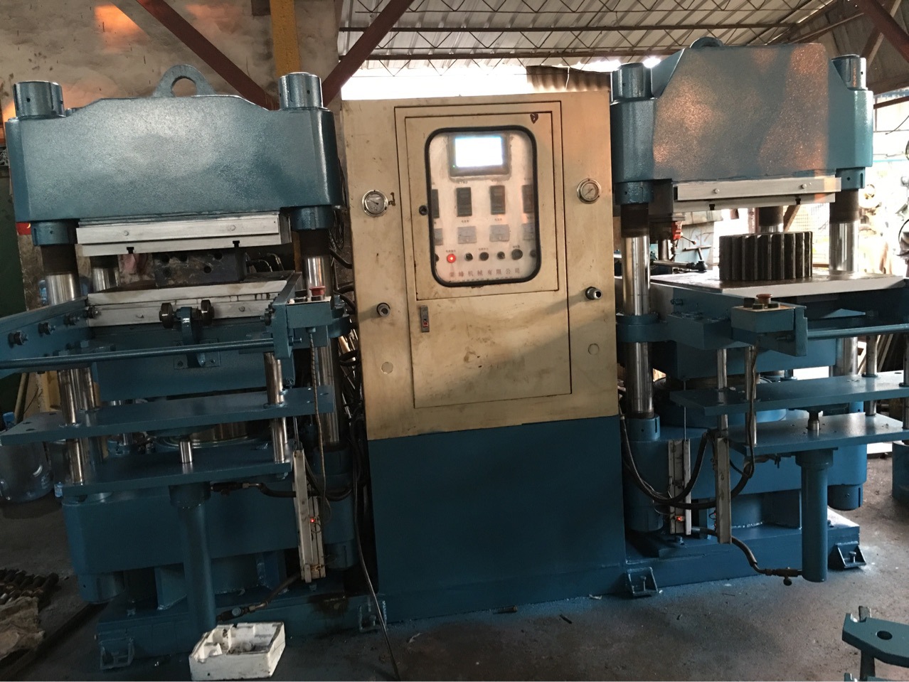 供应二手200吨全自动平板硫化机双头硫化机橡胶硅胶制品机双联机