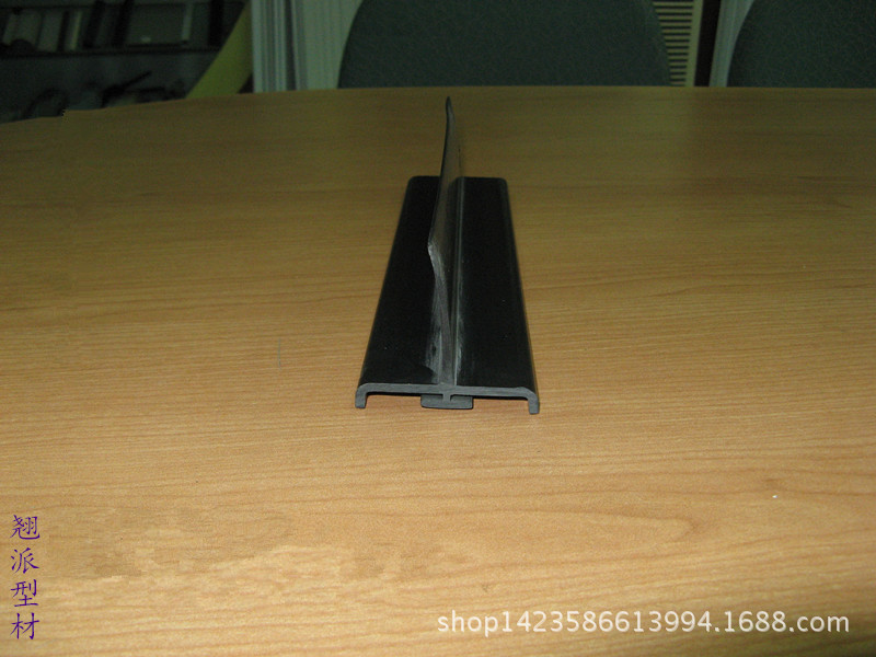 专业生产厂家生产各种形状不同颜色PVC挤出型材-PVC软硬共挤条