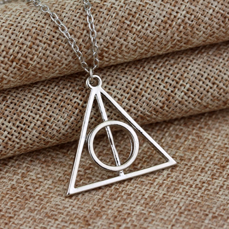 Triangular necklace Lunarov Gurus intermediate resurrection stone holy tool necklace two yuan store