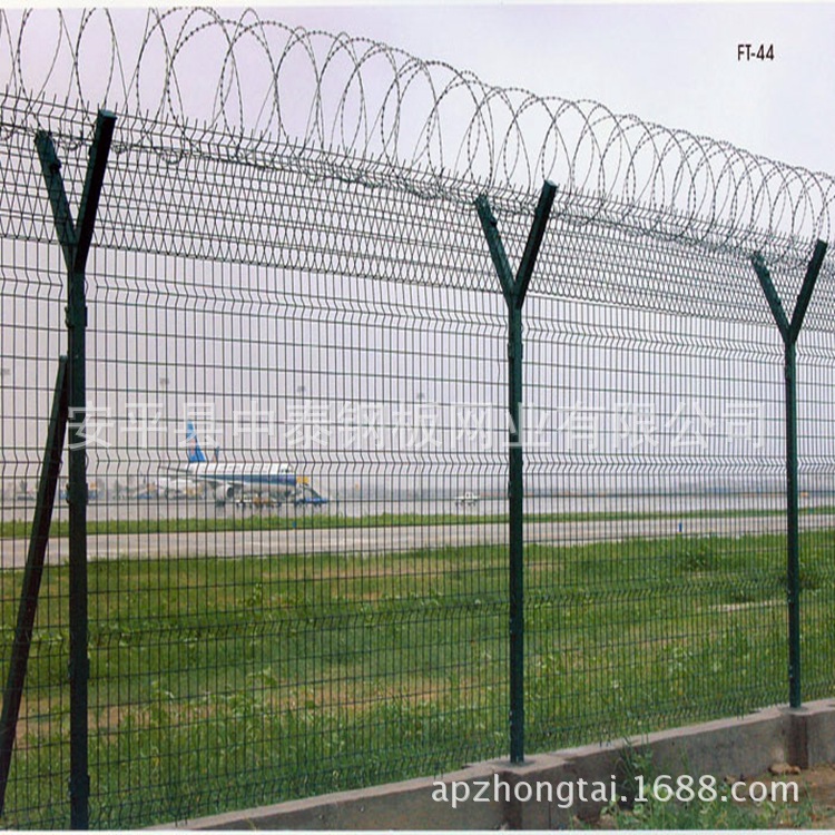 监狱防攀爬镀锌铁刺防护网 蛇腹型刀刺防护隔离PVC浸塑护栏网